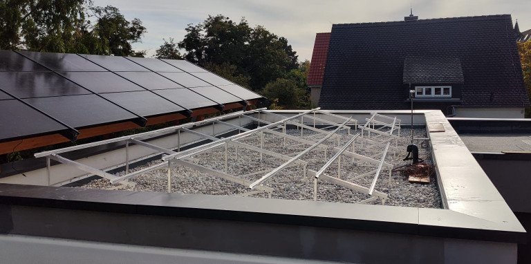 PV-Anlage mit Aufständerung auf Kiesdach – Solarmontage auf Flachdach PV-Anlage auf Kiesdach mit Aufständerung – Montagesystem für Solarmodule auf Flachdach