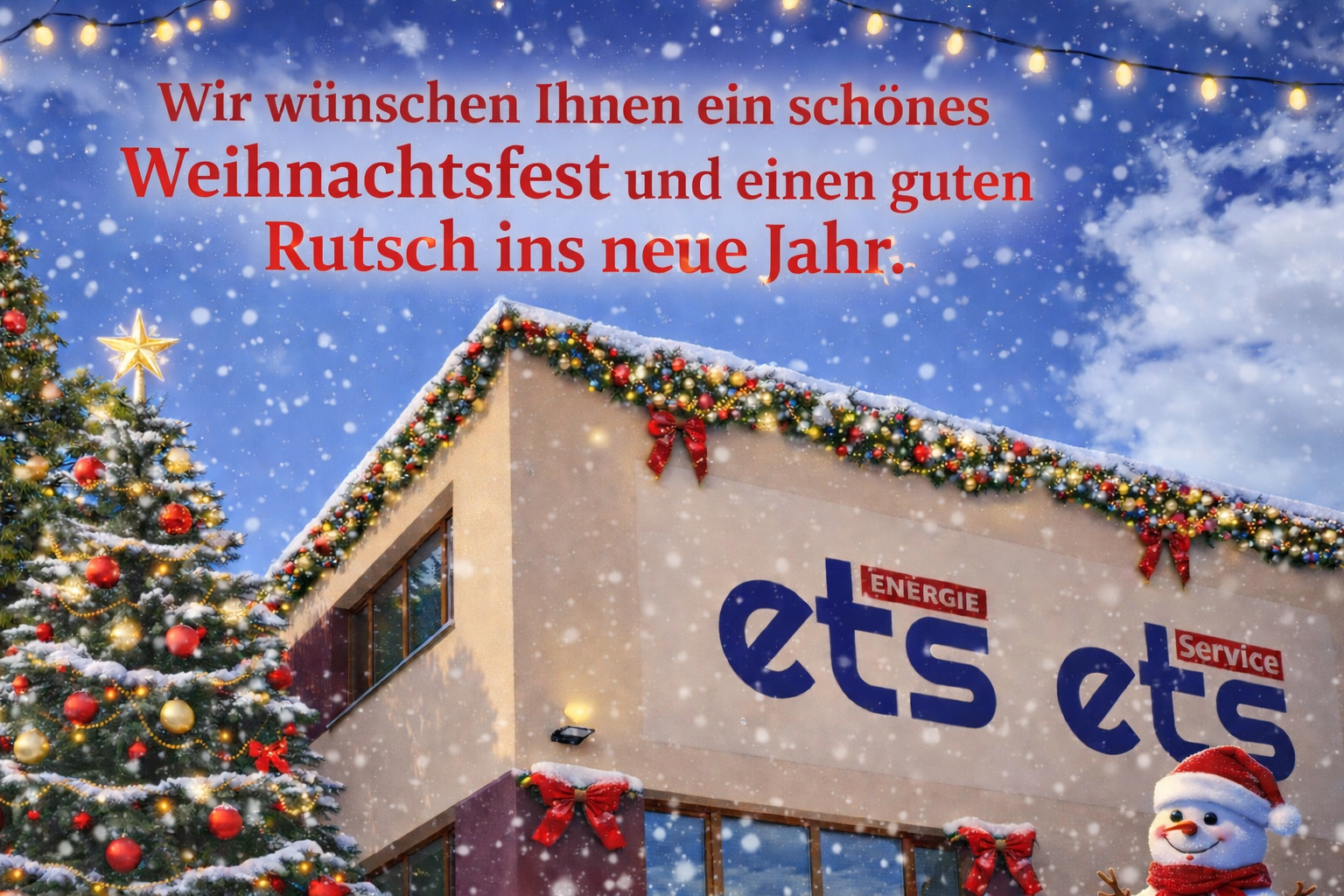 Weihnachtsgruß und Neujahrswünsche von ETS Energie vor festlich geschmücktem Firmengebäude im Schnee
