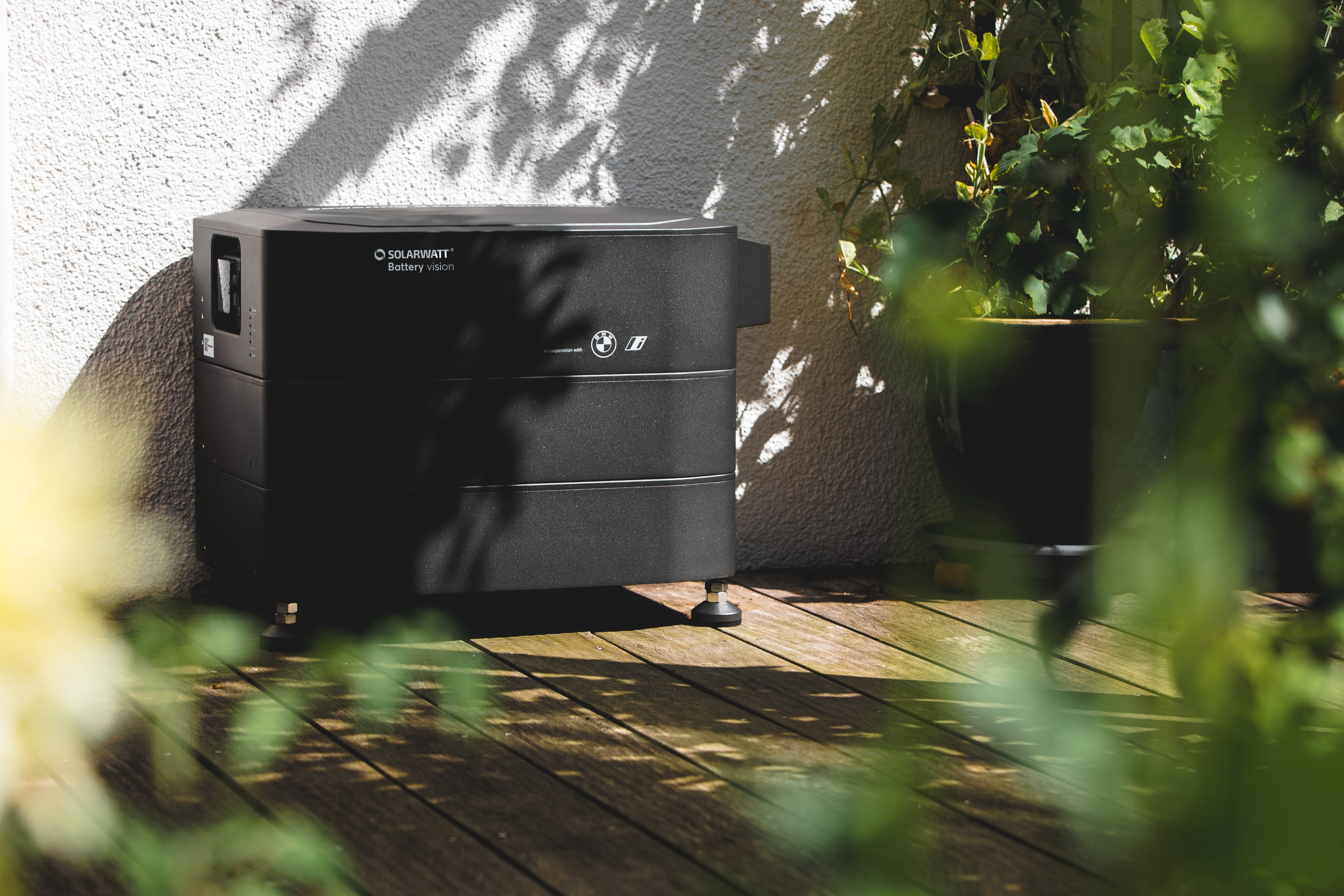 SOLARWATT Home Battery Vision 1 auf einer Terrasse im Sonnenlicht, moderne Stromspeicherlösung für Zuhause