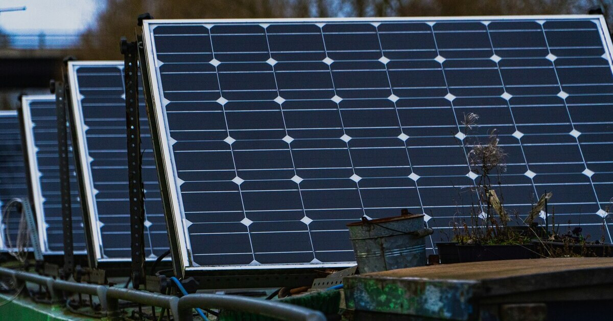 Solaranlage mit modernen Solarpanelen zur nachhaltigen Energiegewinnung