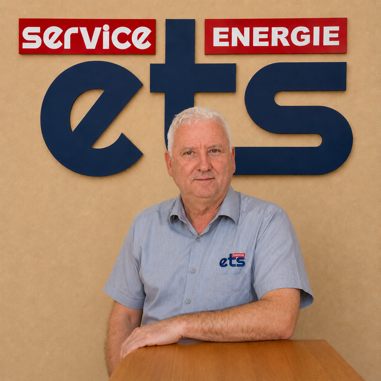 Mitarbeiter von ets Energie Service vor Firmenlogo