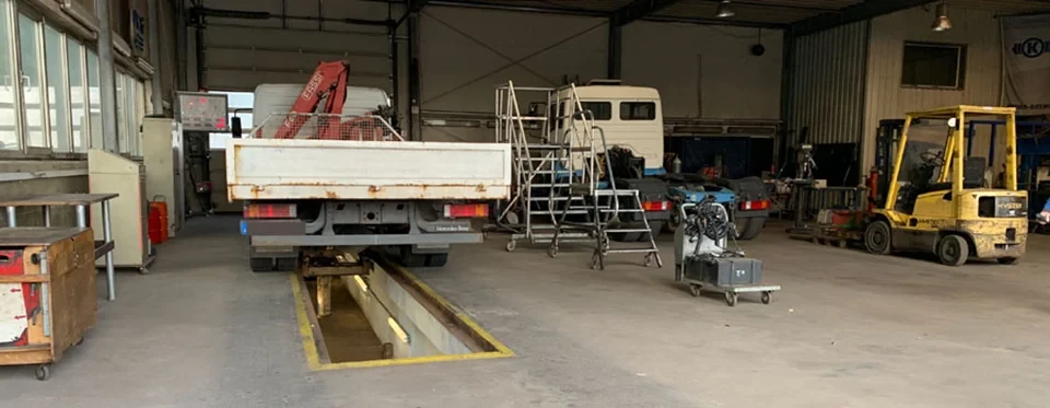 LKW in einer Werkstatt zur Reparatur