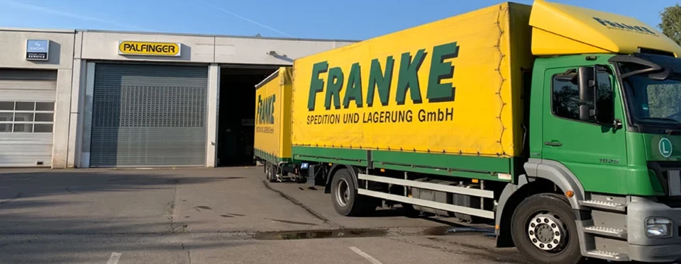 LKW der Franke Spedition und Lagerung GmbH vor einem Lagerhaus