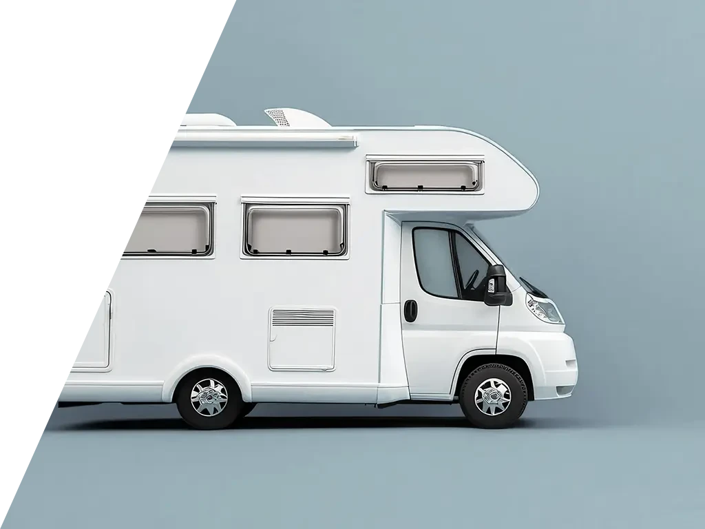 Wohnmobil Seitenansicht – modernes Reisemobil vor blauem Hintergrund Seitenansicht eines weißen Wohnmobils vor blauem Hintergrund