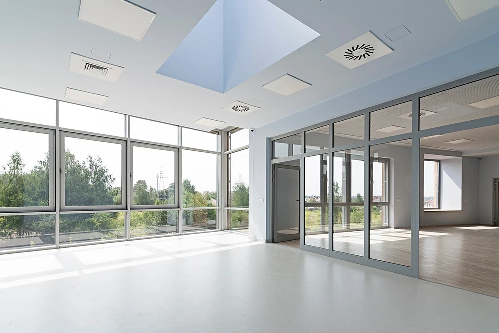 Modernes Bürogebäude mit großen Fenstern und integrierten Gewerbeklimaanlagen an der Decke