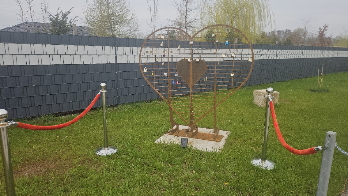 Gedenkherz aus Metall mit Vorhängeschlössern als Symbol für Erinnerung und Verbundenheit