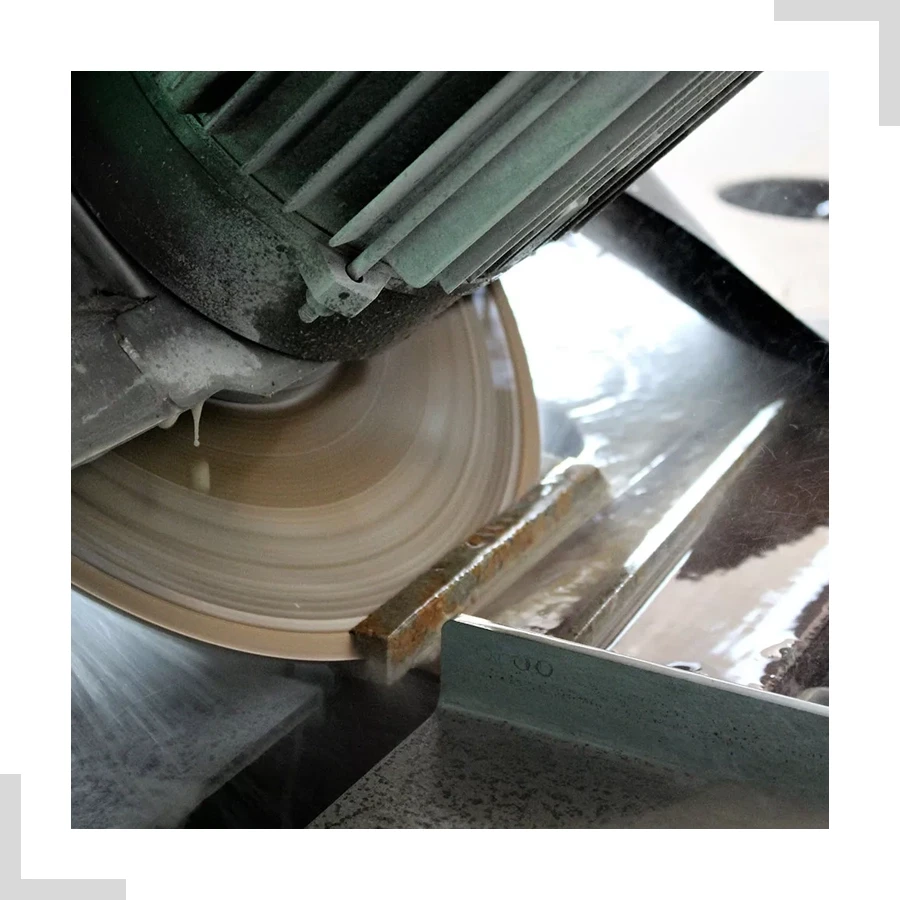 Bild mit Ecken – Übersicht der Leistungen bei der Materialbearbeitung Bild mit Ecken – Leistungen im Überblick: Industrielle Bearbeitung von Materialien mit einer Säge