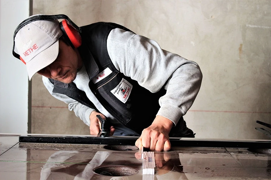 Handwerker bei der Arbeit in einer Werkstatt, Detailaufnahme mit Werkzeug