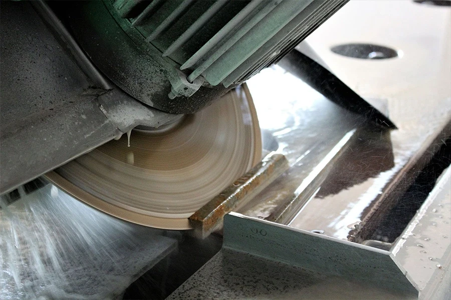 Präzises Schneiden von Stein mit einer Diamantsäge in einer Werkstatt, Detailaufnahme