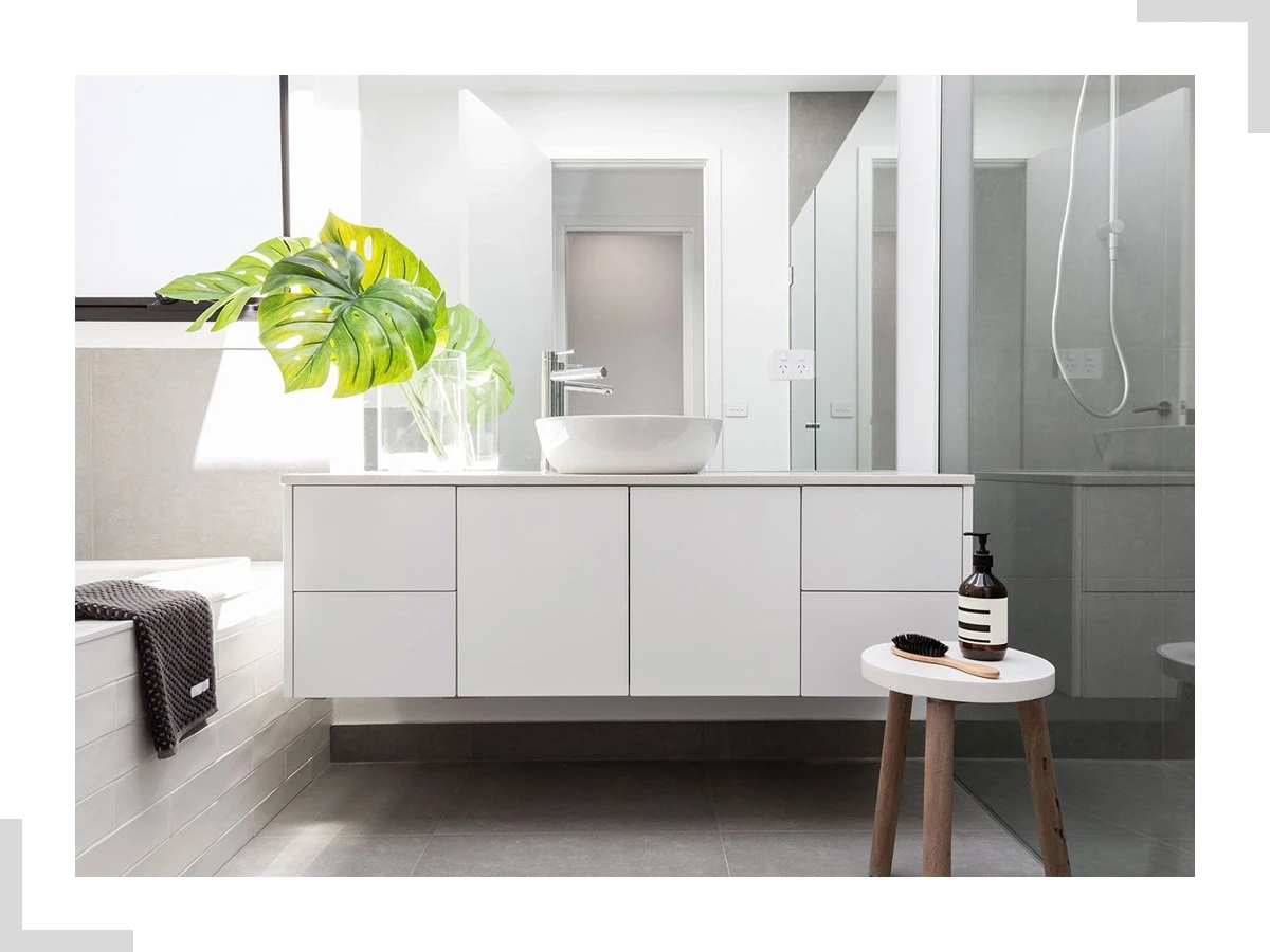 Modernes Badezimmer mit Ecken und quer verlegten Fliesen - Fliesenarbeiten Inspiration Modernes Badezimmer mit quer verlegten Fliesen und klaren Ecken, Beispiel fr Fliesenarbeiten