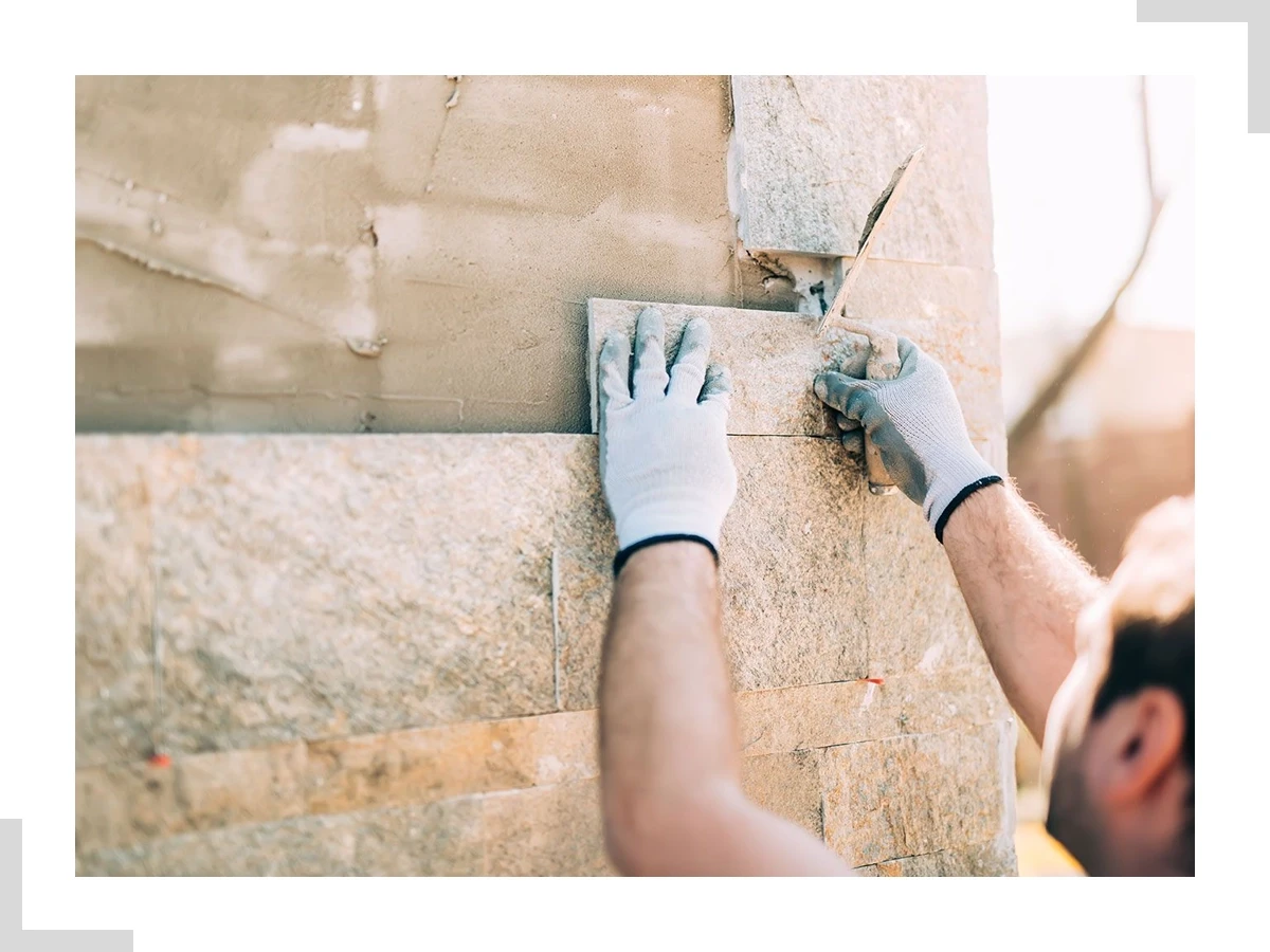 Fliesenreparaturen – Bild mit Ecken, quer verlegt an einer Wand Handwerker bei Fliesenreparaturen an einer Wand mit Ecken, quer verlegt