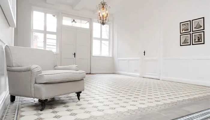 Modernisierung eines Gutshauses: Heller, renovierter Innenraum mit stilvoller Einrichtung und klassischen Fliesen