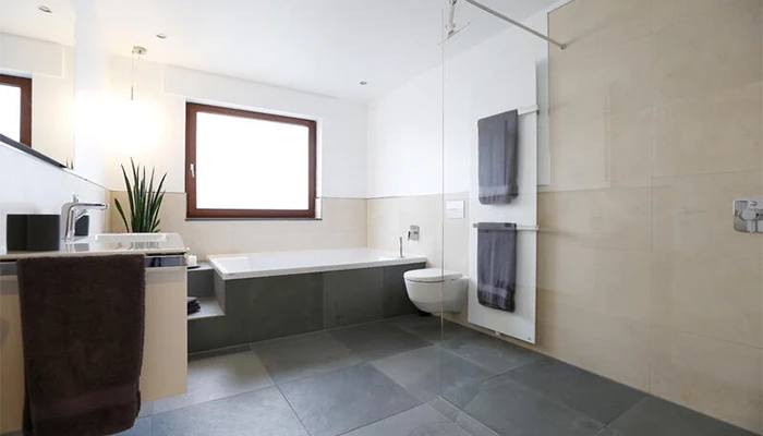 Natursteinarbeiten im Badezimmer eines Privathauses mit moderner Gestaltung