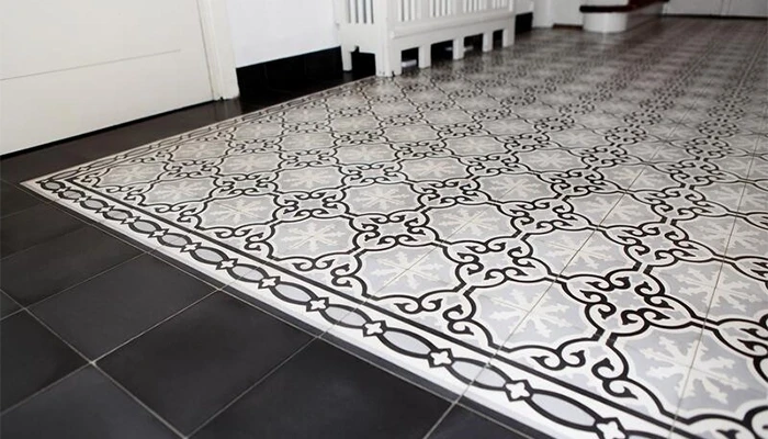 Zementfliesenarbeiten mit dekorativem Muster in einem Innenraum