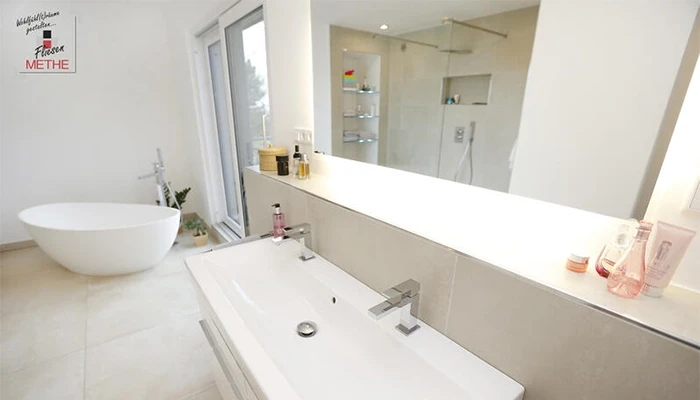 Modernes Badezimmer mit Fliesenarbeiten im Flur und stilvoller Einrichtung