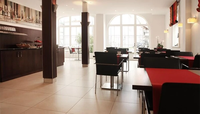 Moderne Fliesenarbeiten im Hotel – heller und gepflegter Boden im Hotelrestaurant