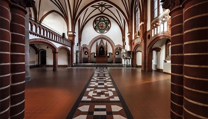 Kirchensanierung im Denkmalschutz – restaurierter Innenraum einer historischen Kirche mit neugotischen Elementen und moderner Sanierung