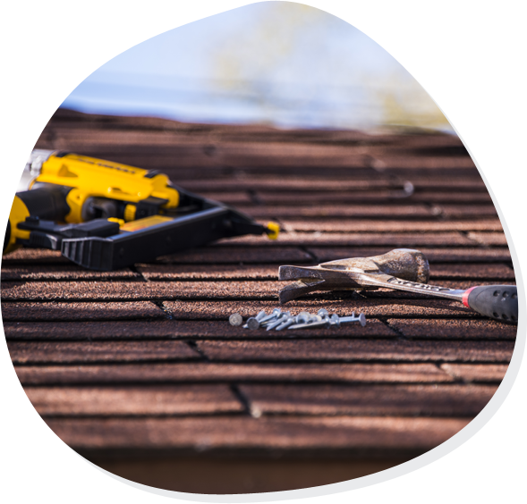 Wartung Contentbild Abstract – Werkzeug und Nägel auf einem Dach für Wartungsarbeiten