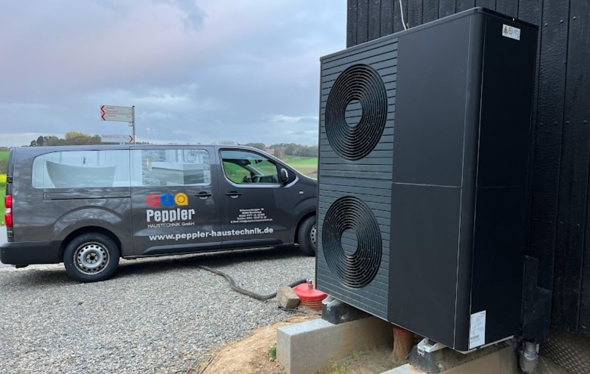 Wärmepumpe von Peppler Haustechnik GmbH – Installation und Service Wärmepumpe installiert von Peppler Haustechnik GmbH neben Firmenfahrzeug
