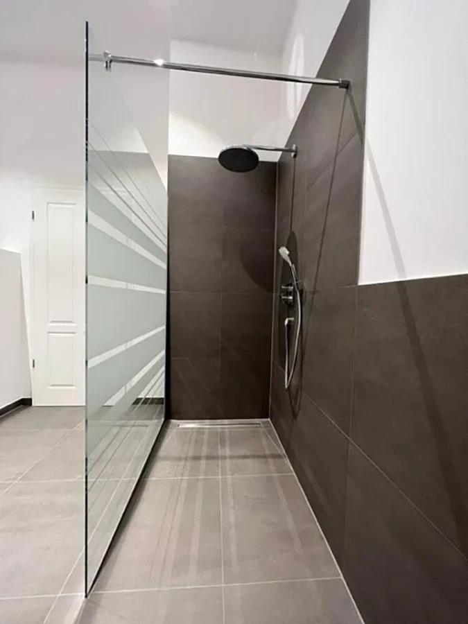 Moderne Dusche mit Glasabtrennung nach Badsanierung