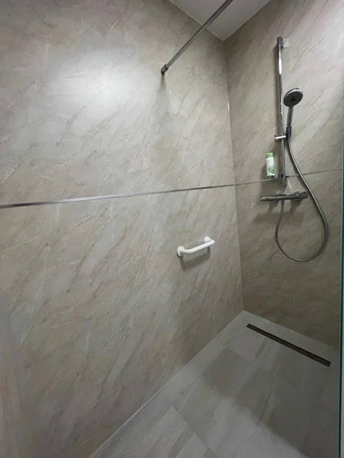 Fugenfreie Wandverkleidung im Badezimmer mit CS Easypanel, moderne Dusche