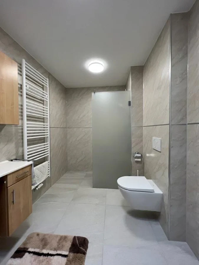 Fugenfreie Wandverkleidung im Badezimmer mit CS Easypanel – modernes Design ohne Fugen