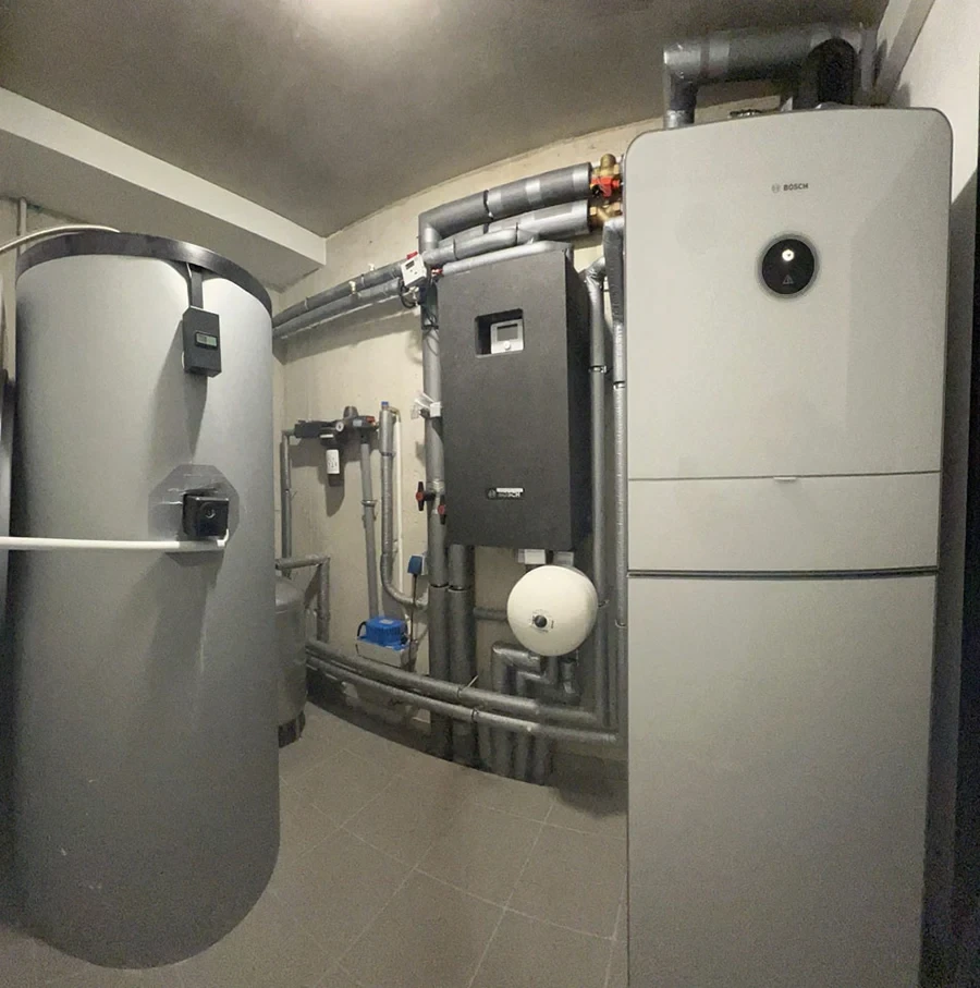 Luft-Wasser-Wärmepumpe von Bosch in einem Einfamilienhaus – moderne Heiztechnik im Keller