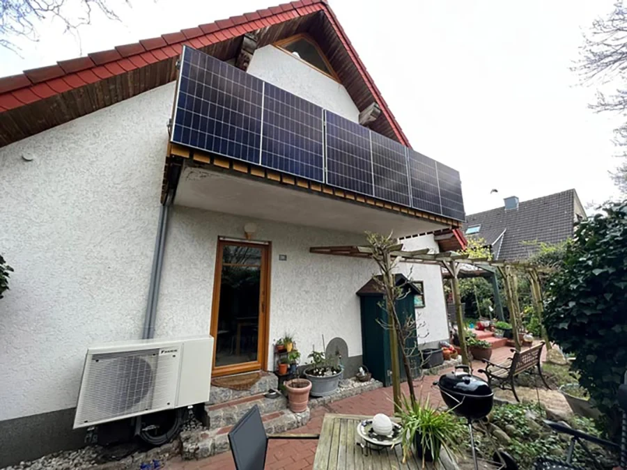 Luft-Wasser-Wärmepumpe von Daikin in Kombination mit einem Balkonkraftwerk an einem Einfamilienhaus