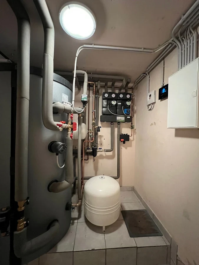 Luft-Wasser-Wärmepumpe von Daikin in Kombination mit einem Balkonkraftwerk in einem Einfamilienhaus, Heizungsraum mit moderner Technik
