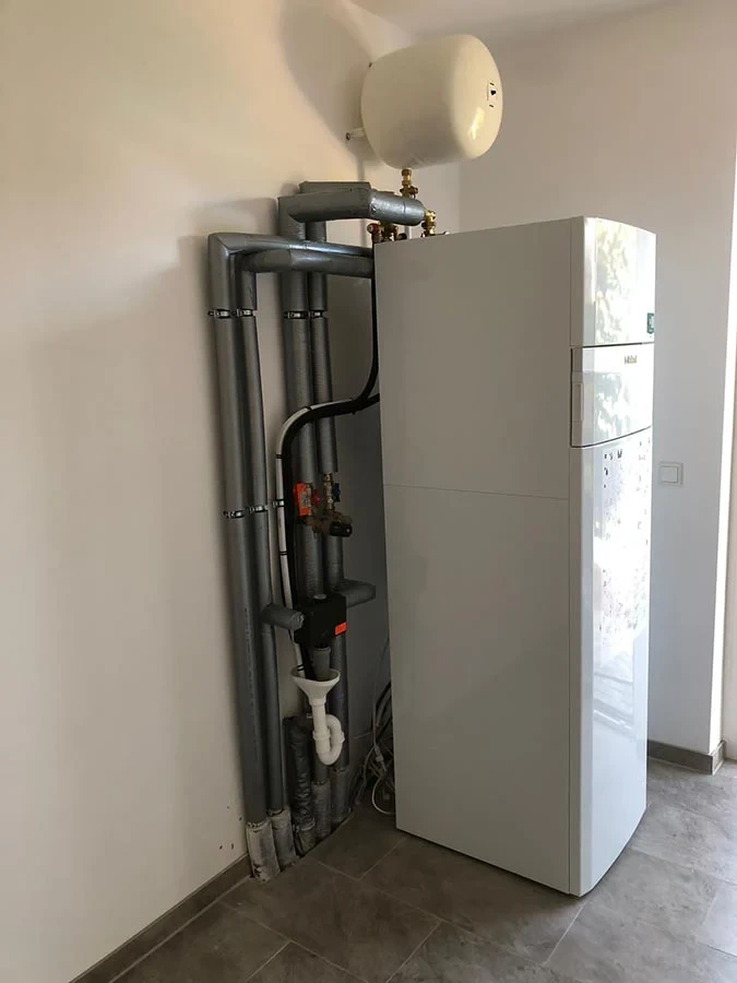 Luft-Wasser-Wärmepumpe von Vaillant in einem Einfamilienhaus, Innenansicht der Heizungsanlage