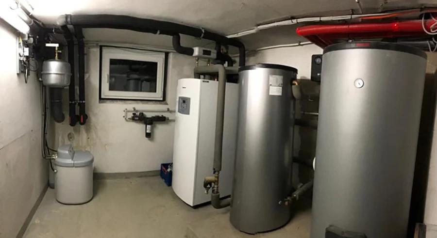 Sole-Wasser-Wärmepumpe von Bosch in einem Einfamilienhaus, Heizungsraum mit Anlage und Speicher