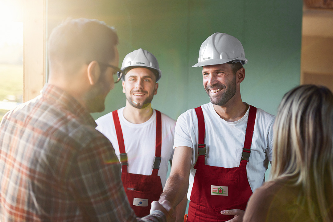 pb Website Beratung – Handwerker im Gespräch mit Kunde auf der Baustelle Beratung auf der Baustelle zwischen Handwerkern und einem Kunden, pb Website