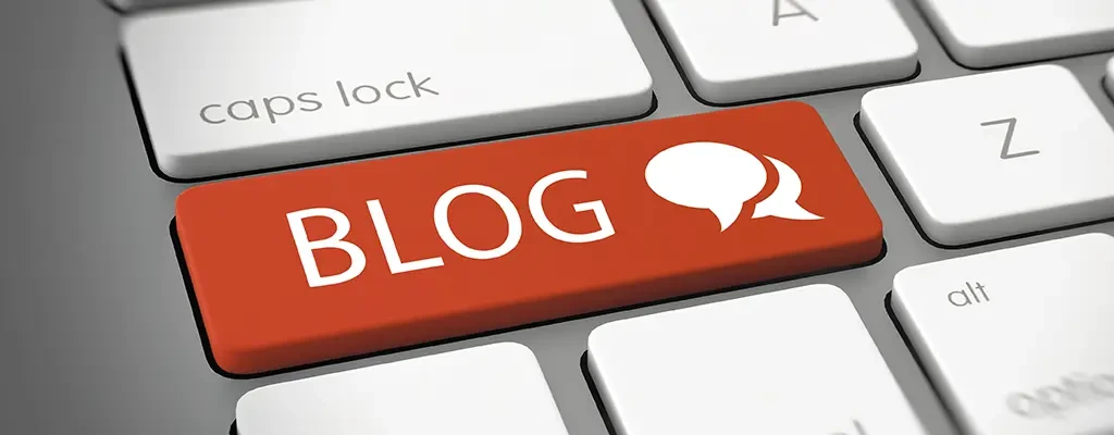 Headerbild Beitrag – Blog-Taste auf Tastatur mit Sprechblase Headerbild Beitrag: Tastatur mit roter Blog-Taste und Sprechblase