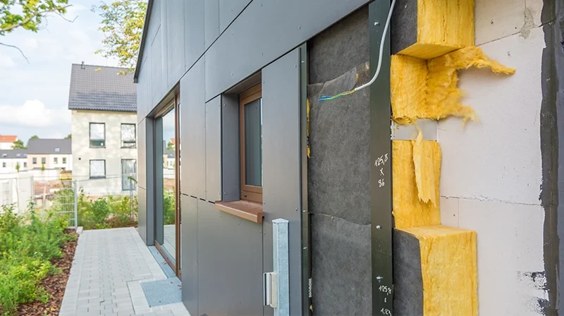 Fassadendämmung eines modernen Hauses mit sichtbarer Isolierung