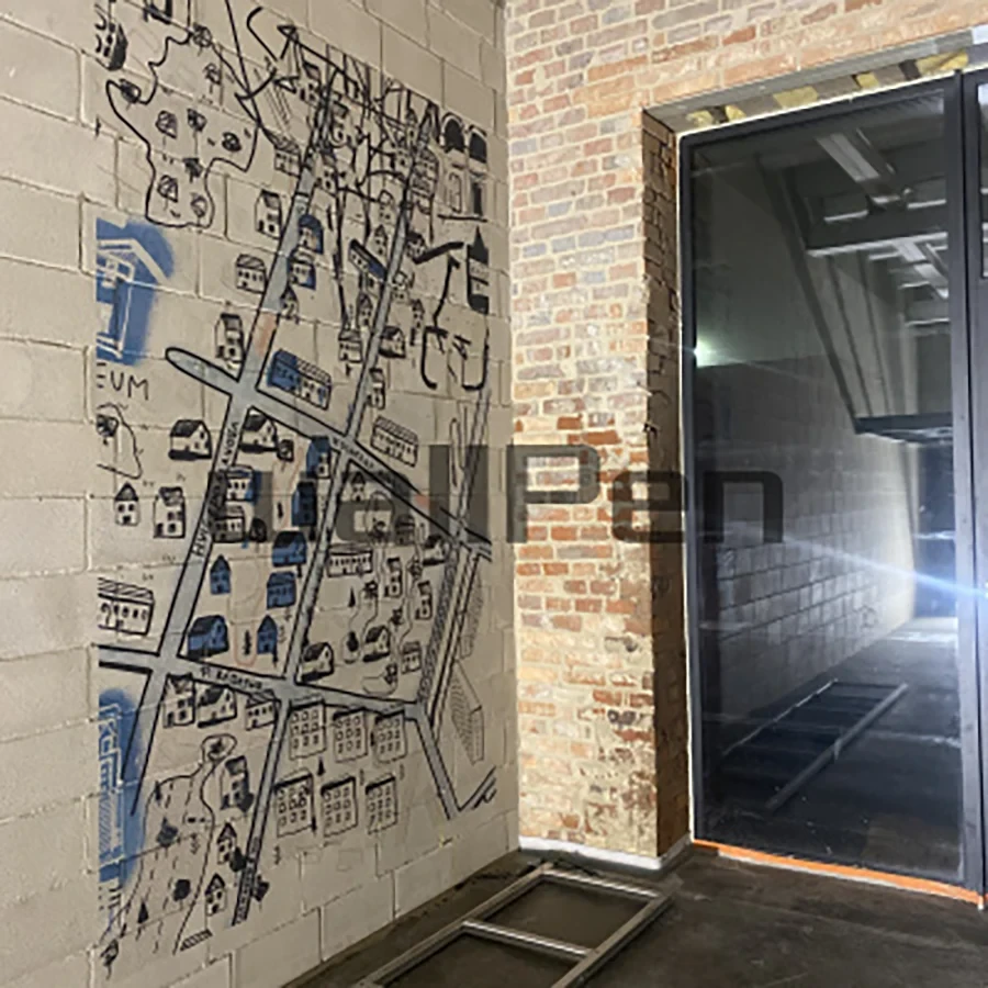 Wanddrucker druckt Stadtplan auf Betonwand in modernem Innenraum