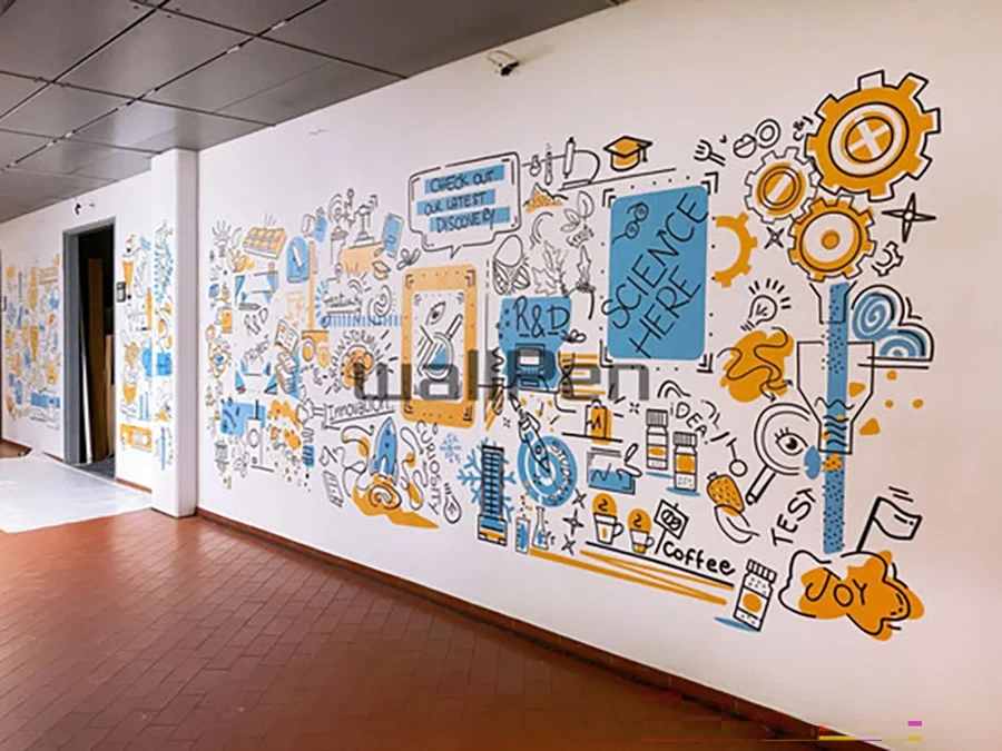 Wanddrucker erstellt farbenfrohes Wandbild mit Wissenschafts- und Technikmotiven in einem Flur