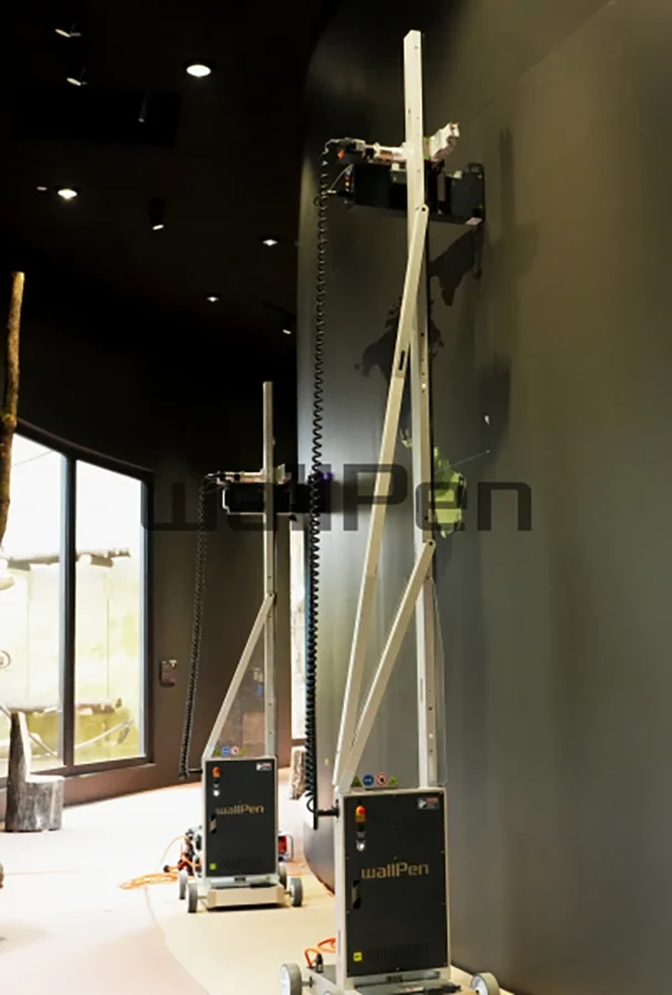 Moderner Wanddrucker im Einsatz beim Bedrucken einer Wand