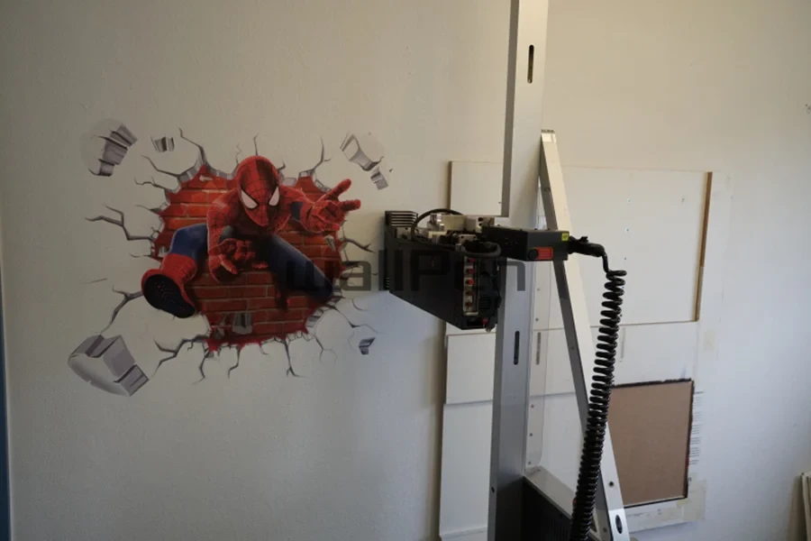 Wanddrucker druckt 3D Spiderman-Motiv auf eine Wand