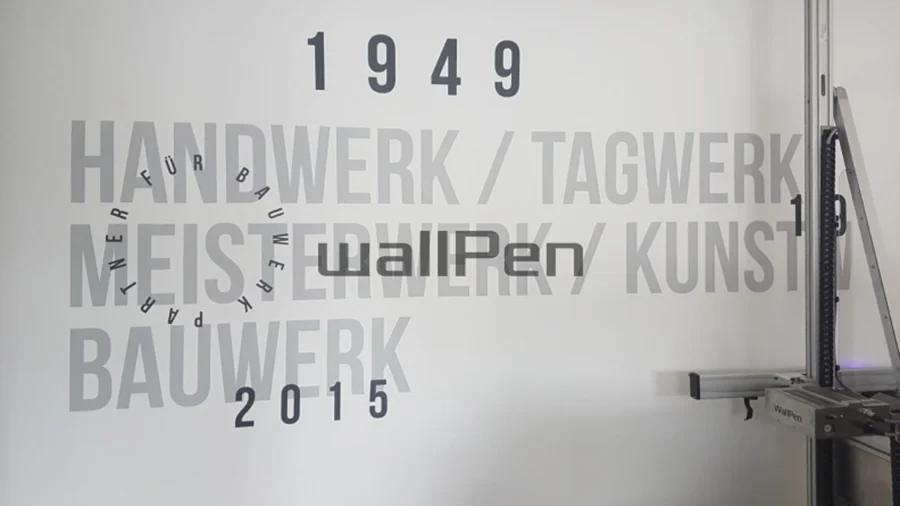 Wanddruck mit wallPen Wanddrucker, modernes Wanddesign mit Schrift und Jahreszahlen