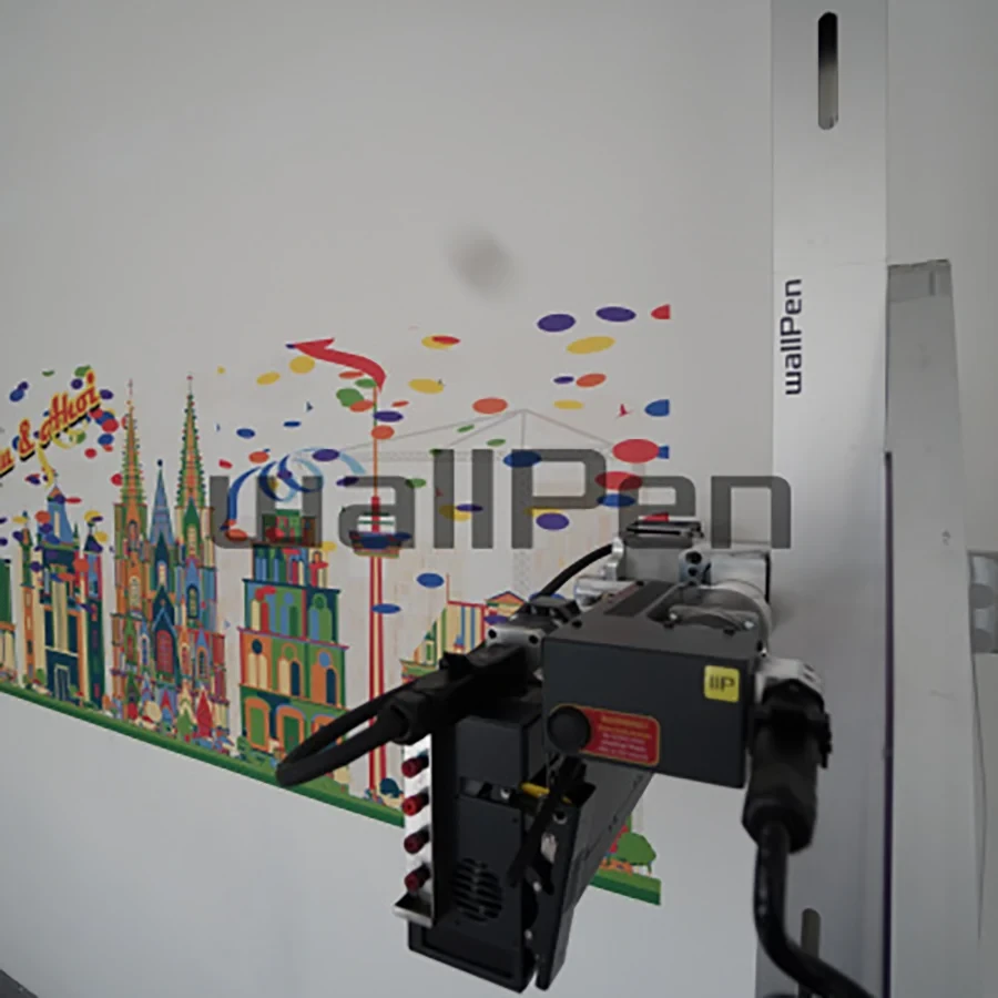 Wanddrucker im Einsatz beim Bedrucken einer Wand mit farbenfrohem Motiv