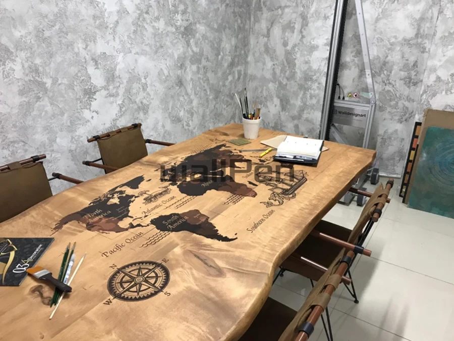 Moderner Besprechungsraum mit Wanddrucker und Holztisch mit Weltkarte Gravur