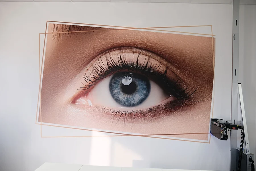 Wanddruck eines realistischen Auges mit Wanddrucker – Detailaufnahme