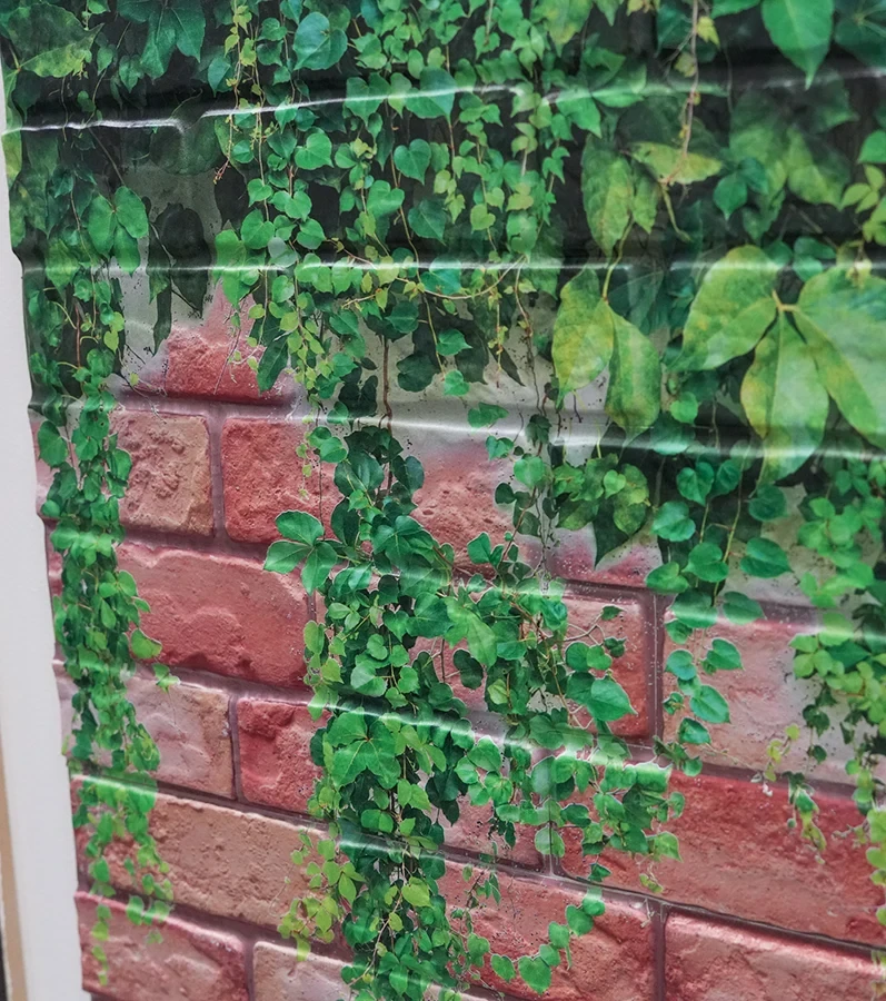 Wanddrucker Motiv mit Efeu auf roter Backsteinwand, detailreiche Wandgestaltung