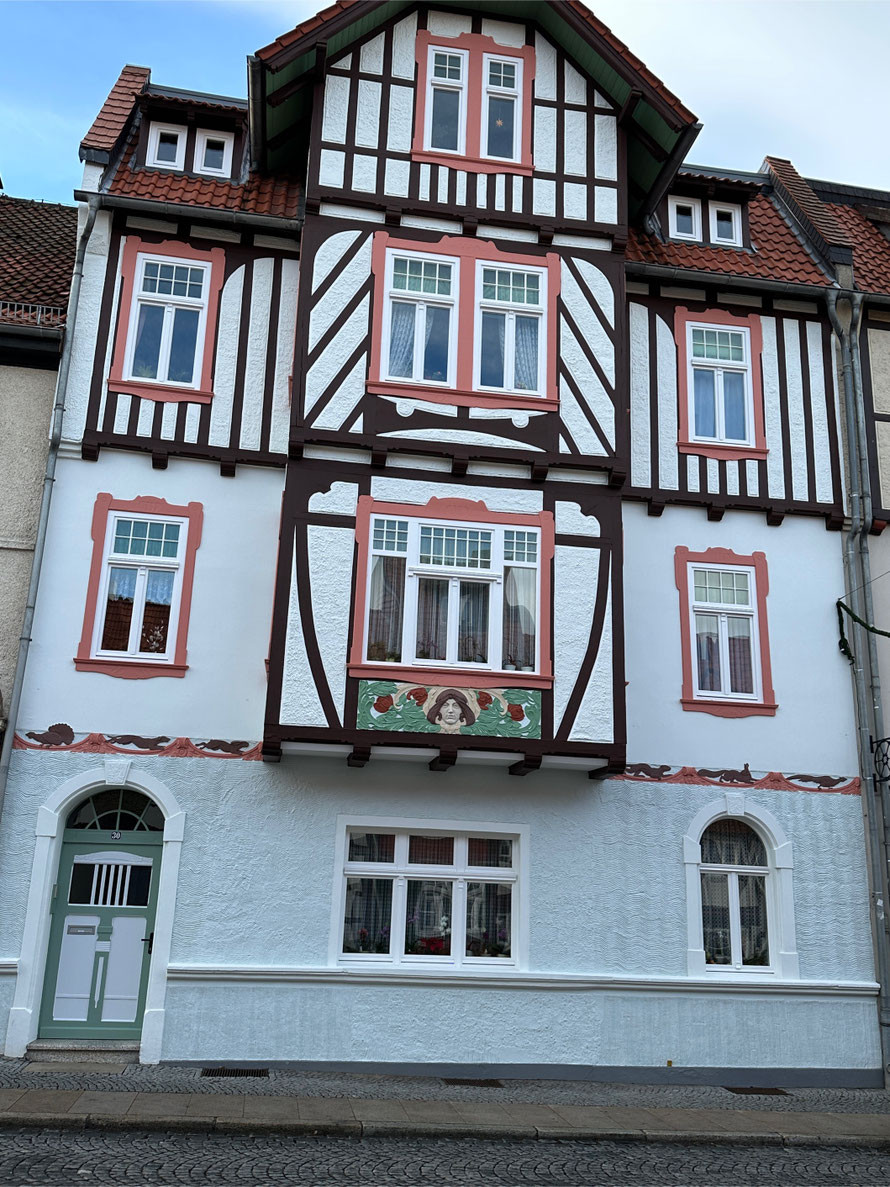 Fachwerkhaus mit frischen Malerarbeiten und dekorativen Elementen an der Fassade