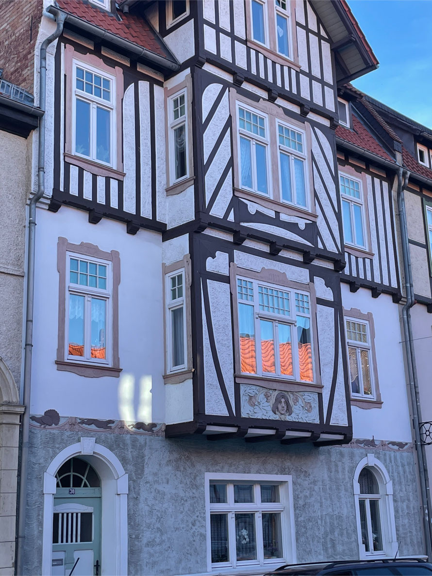 Fachwerkhaus mit frisch ausgeführten Malerarbeiten an der Fassade