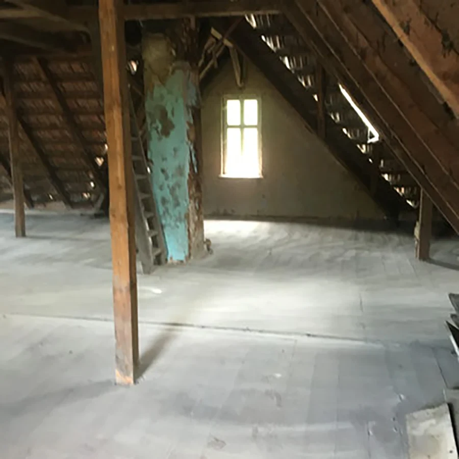 Energetische Sanierung eines Dachbodens – Ansicht eines unsanierten Dachbodens vor der Dämmung