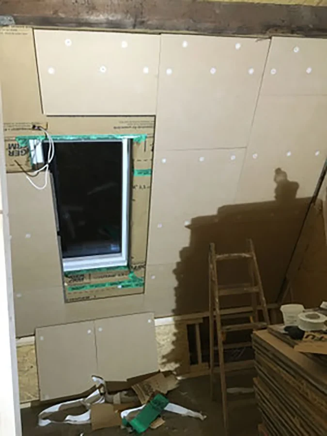 Energetische Sanierung eines Dachbodens mit Dämmung und Fenster, Baustelle im Ausbau