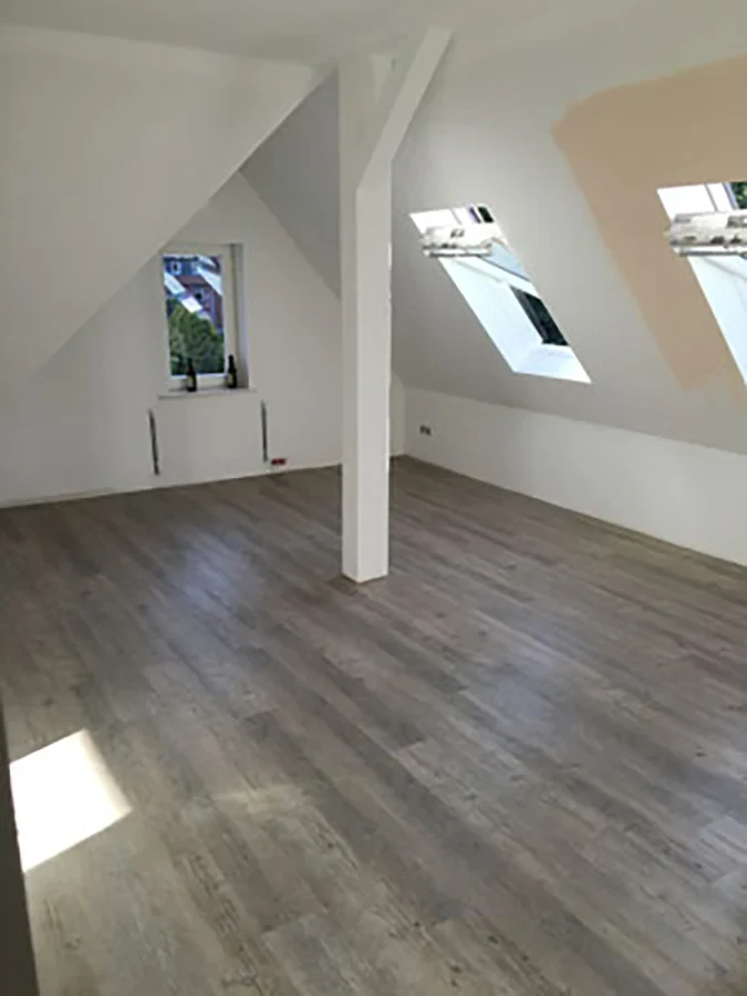 Energetische Sanierung eines Dachbodens mit neuen Dachfenstern und modernem Bodenbelag