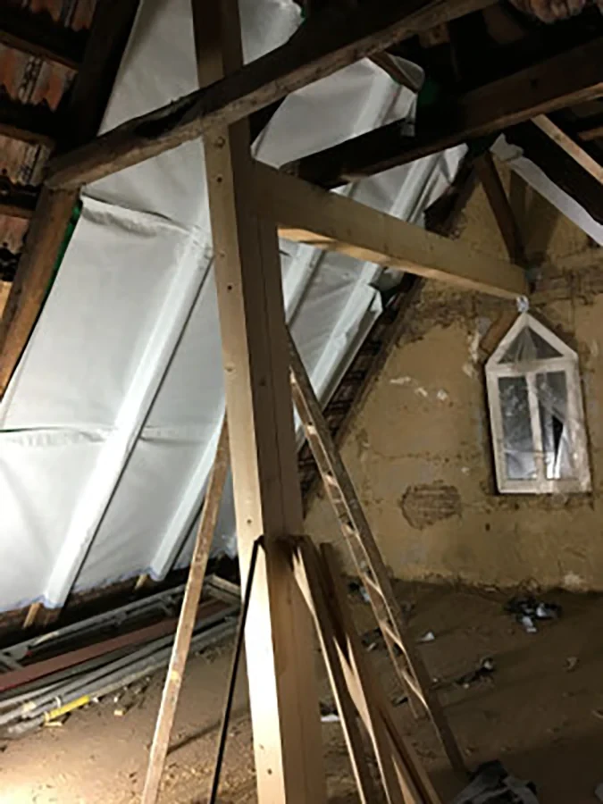 Energetische Sanierung eines Dachbodens mit Dämmung und Bauarbeiten