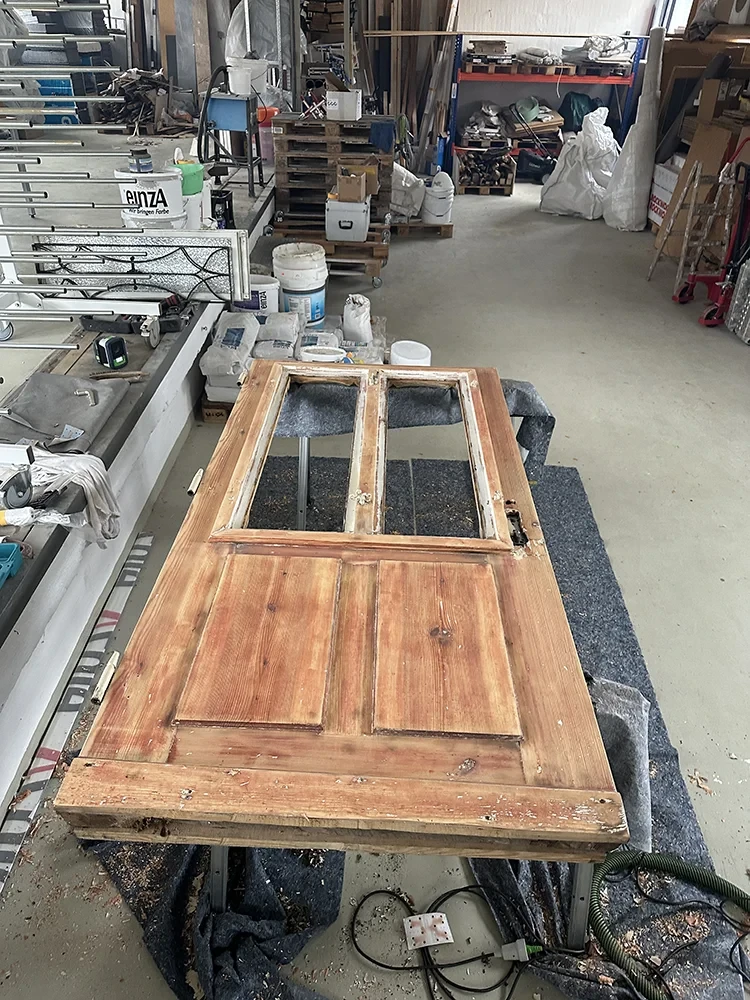 Alte Tür aus Holz in einer Werkstatt zur Restaurierung